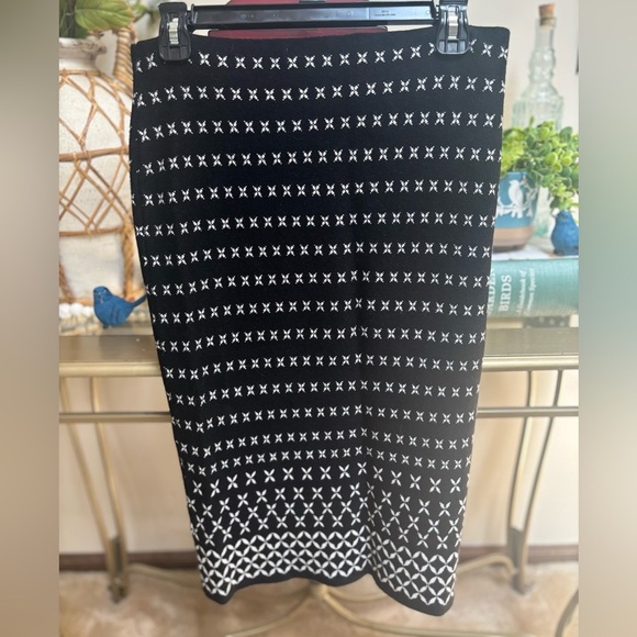 Max Studio Black & White Knit Geometric Midi Pencil Skirt Sz M - Picture 2 of 4